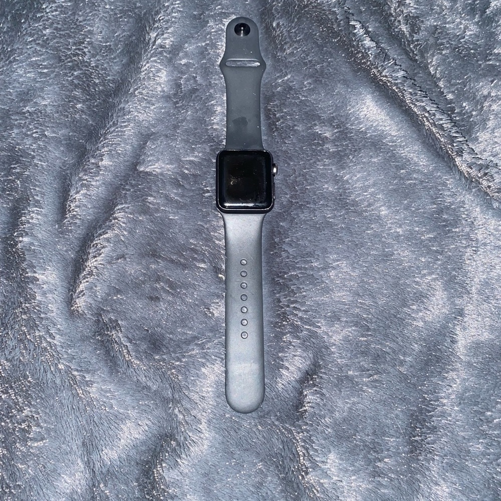 Apple Watch Series 3, 38 mm comes with charger